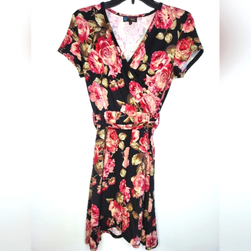 B. Famous Flowy VNeck Floral Pink and Black Knee Length Dress Medium M With Tie